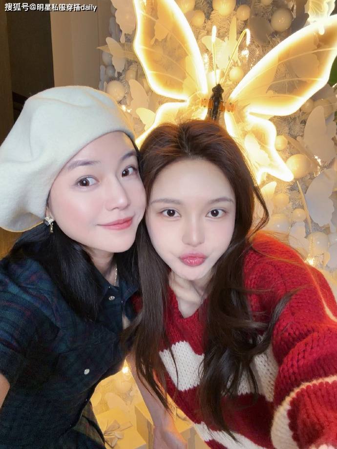 陈妍希周扬青罕见同框！两人怼脸拍照过圣诞节，皮肤状态都很棒
