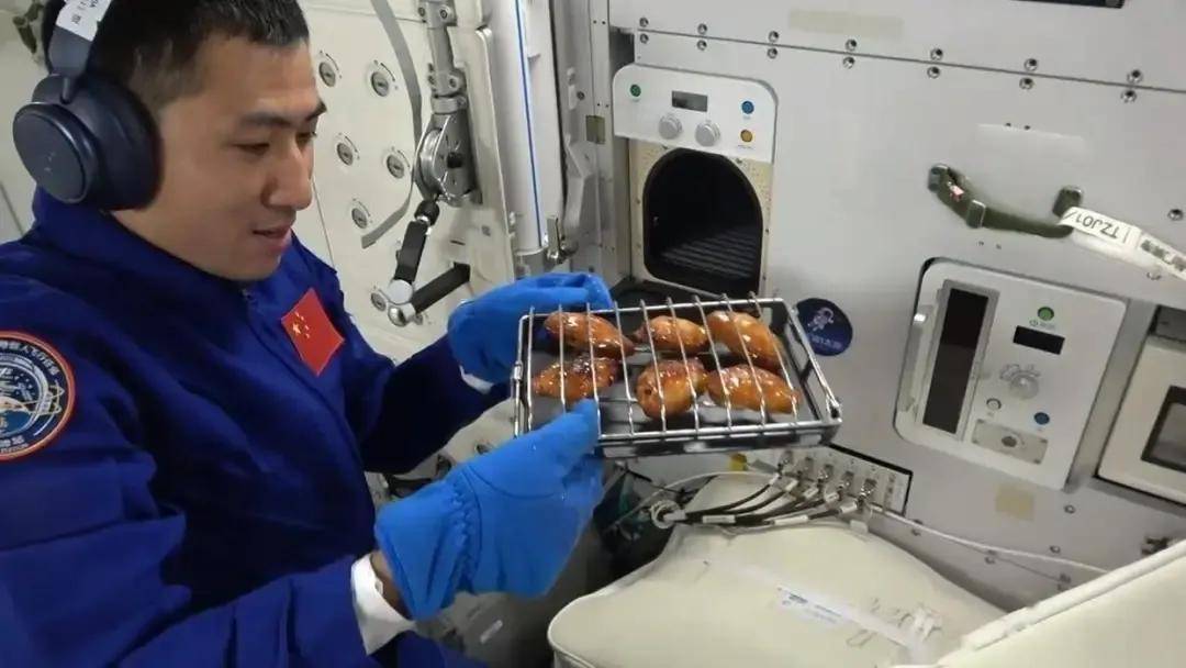 原创             中国空间站能烤鸡翅，NASA局长觉得惊讶，天宫将从3舱升6舱
