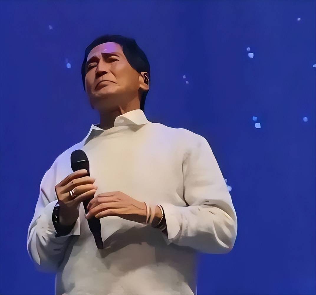 65岁齐秦现状，定居美国，娶小24岁女粉丝为妻，和儿子合照像爷孙