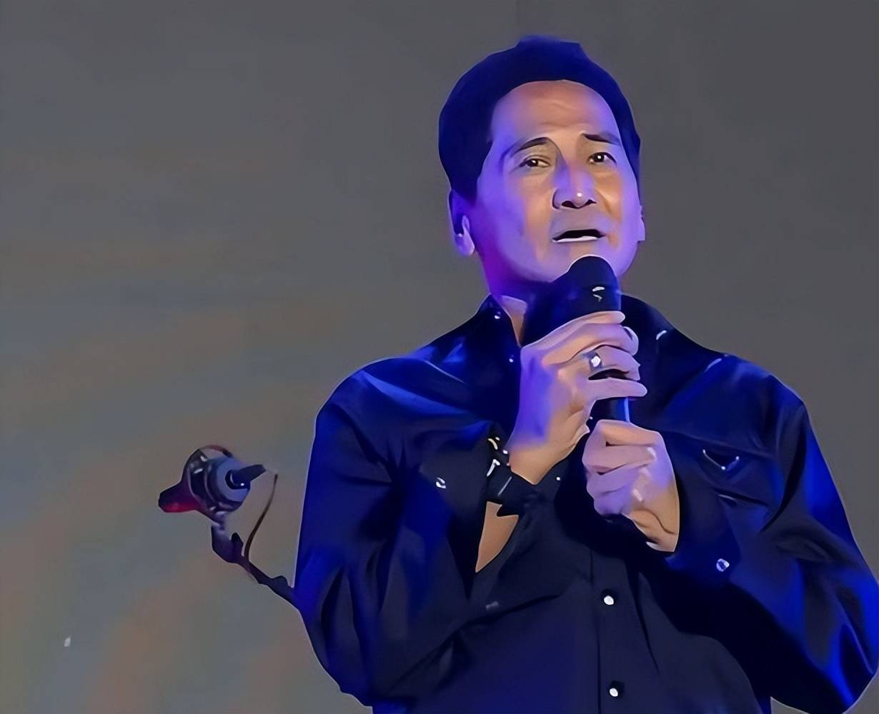 65岁齐秦现状，定居美国，娶小24岁女粉丝为妻，和儿子合照像爷孙