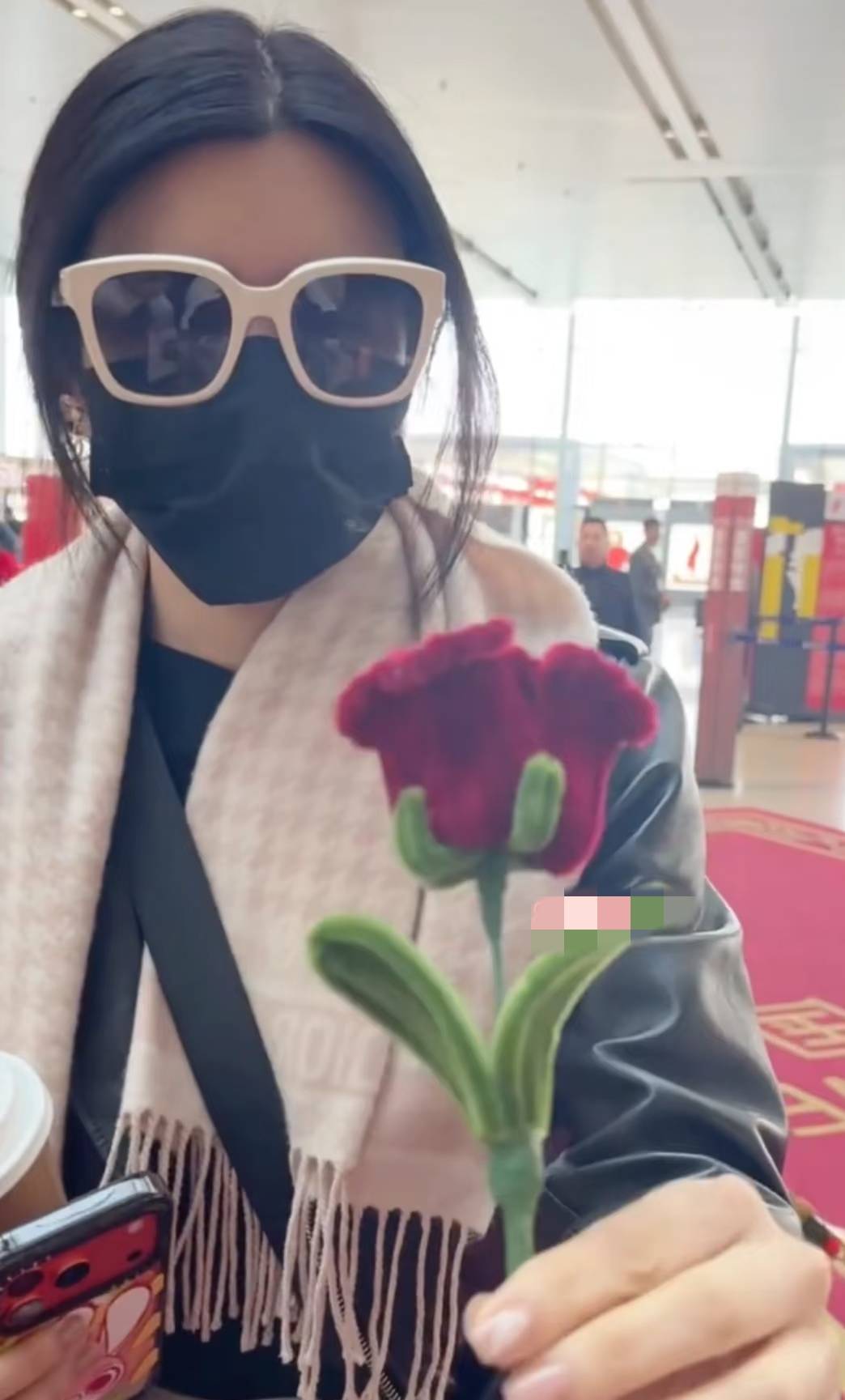 陈妍希圣诞节出发路透，带儿子现身机场，小星星贴心帮妈妈拿信件