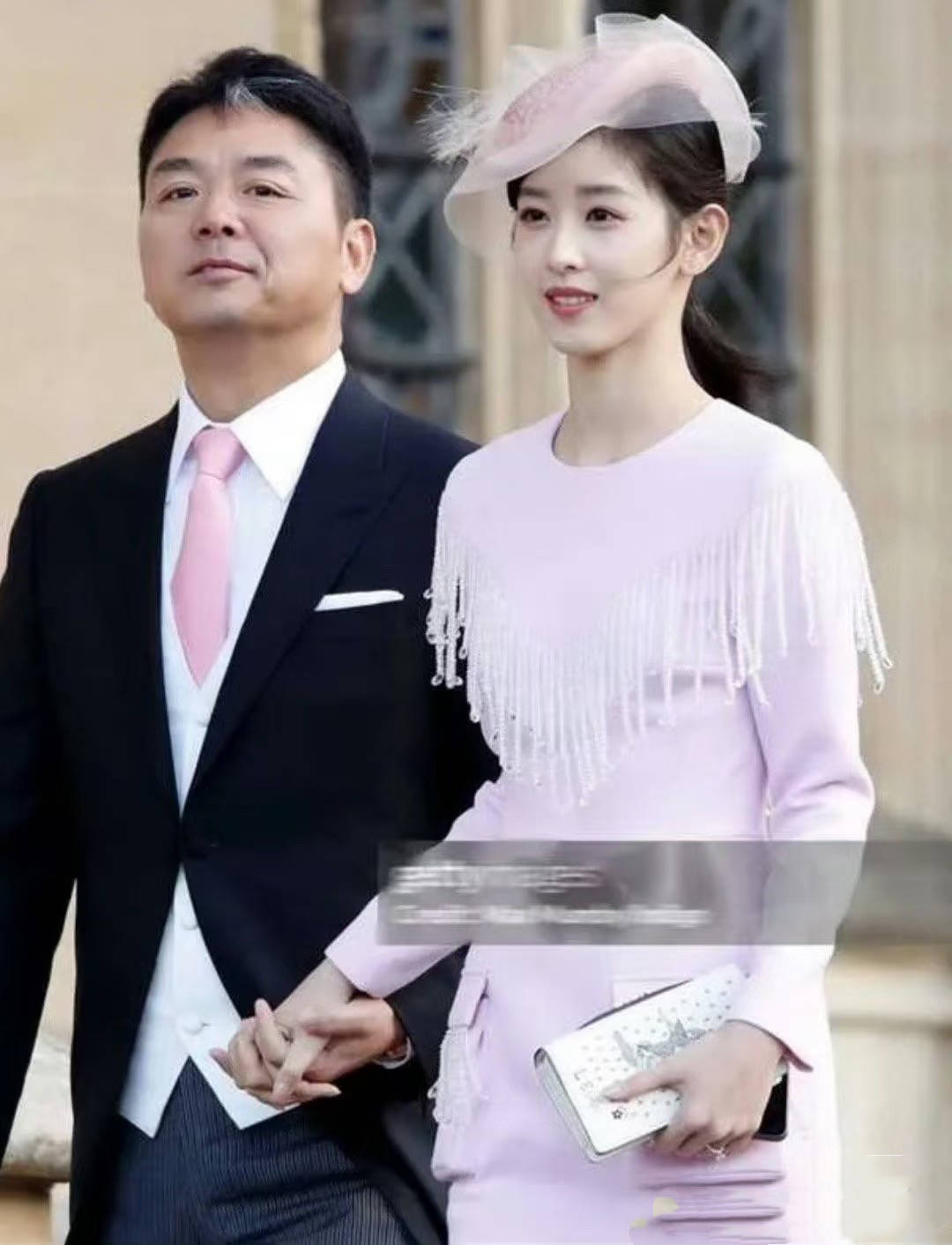 章泽天飞迪拜陪刘强东，穿千元服饰住60万一晚酒店，没有夫妻不和