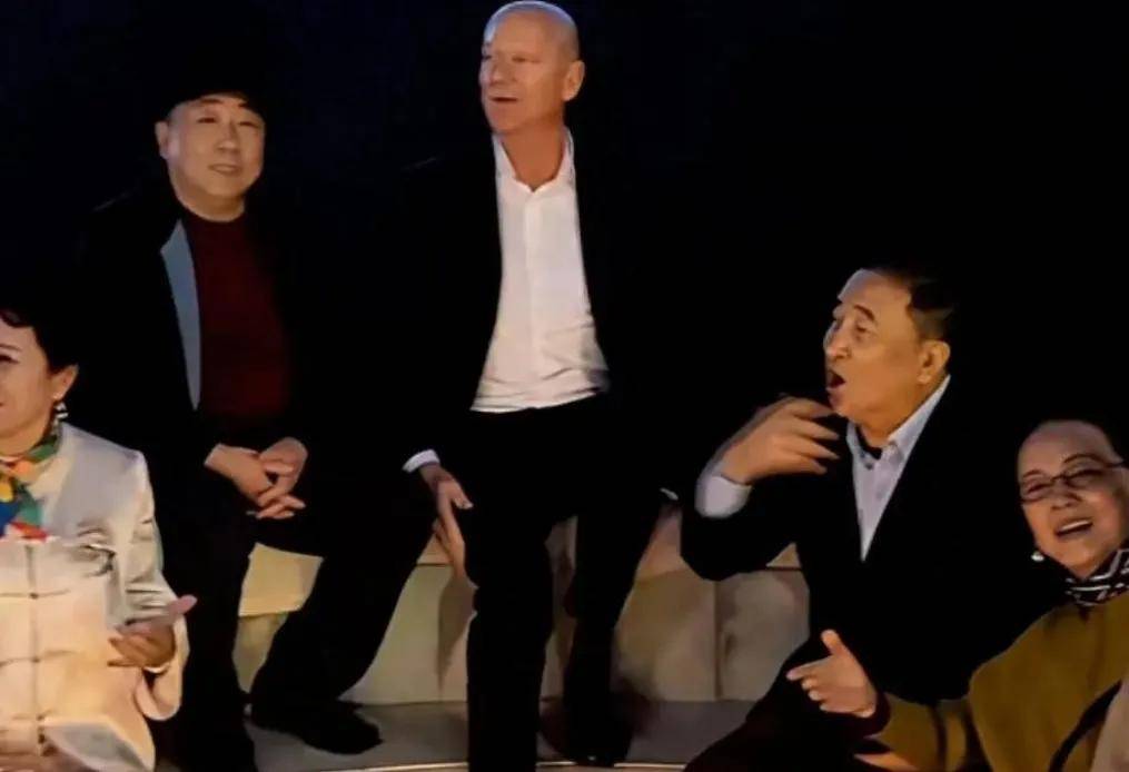 姜昆遭同行倒油！合唱者承认在美国唱歌，徒弟讽刺网友是小人