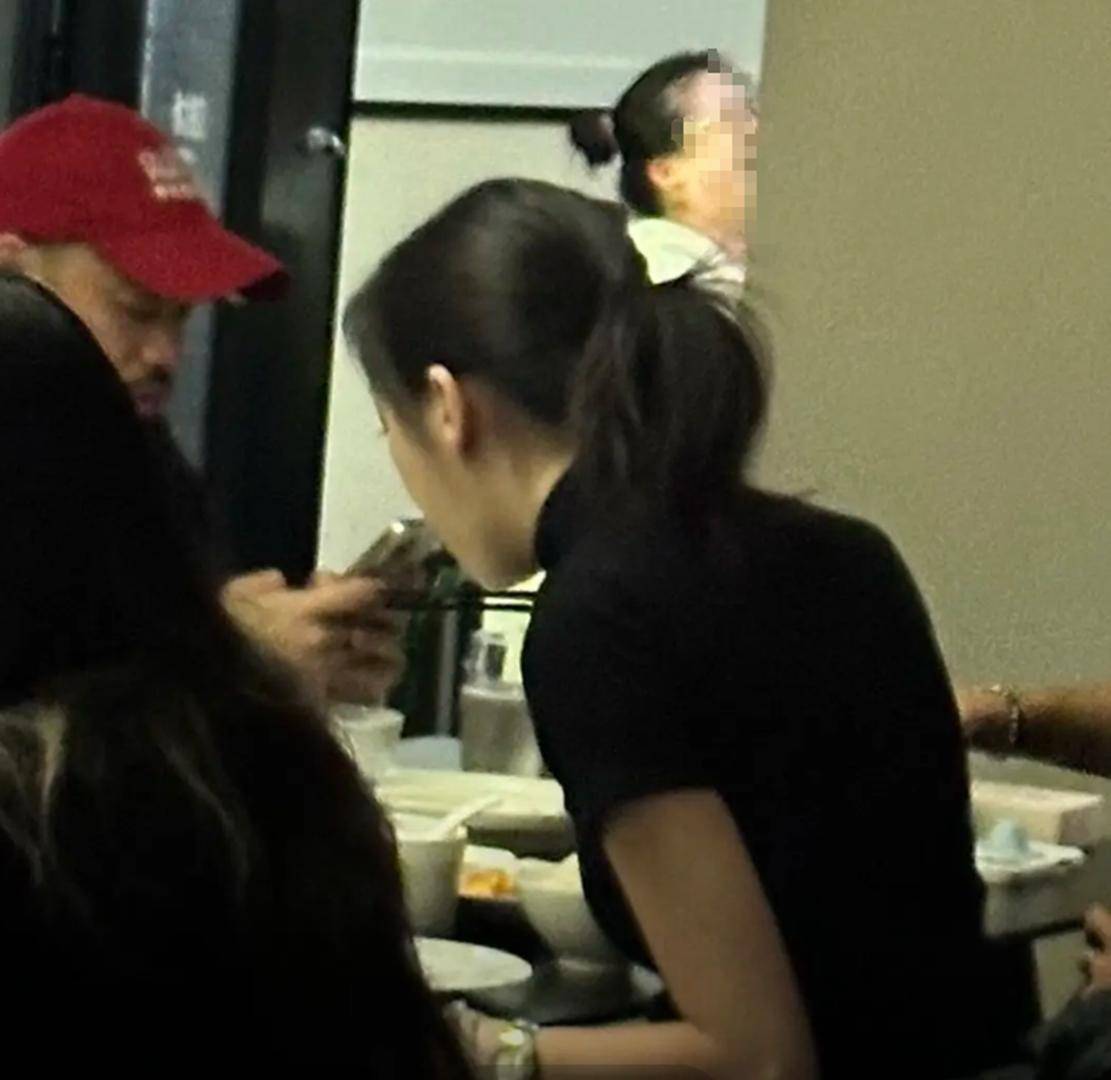 李嫣用餐被偶遇,大冬天穿短袖气血足,身材和体态在人群中好出挑