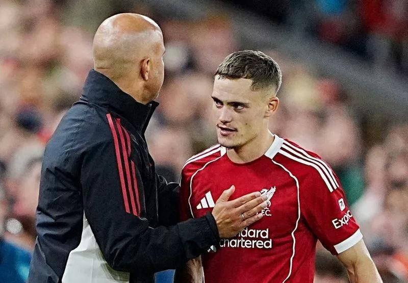 英格兰足球超级联赛英超黑马大战持续升温：四强仅存维拉称雄曼联切尔西难挡其锐势