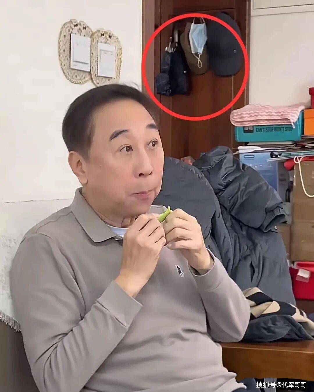 68岁冯巩近况曝光!住100平小房,衣服纸箱乱堆,口罩反复用引热议