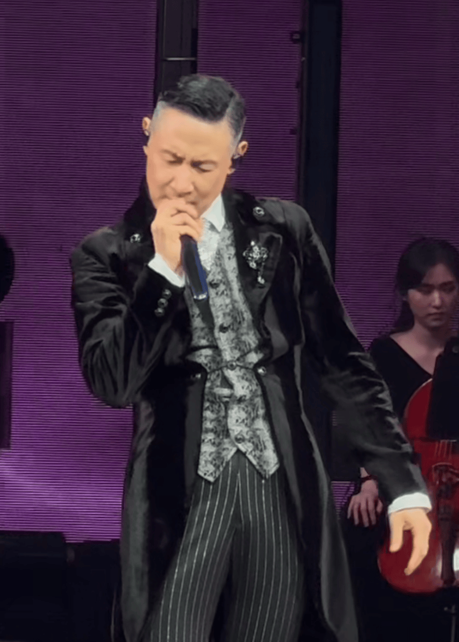 张学友演唱会看哭了：红馆动情缅怀梅艳芳，唱到破音也不降调