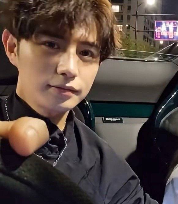 童锦程被虎牙直播_NBA直播_足球篮球英超欧洲杯高清体育赛事拍抱娃现身家长会