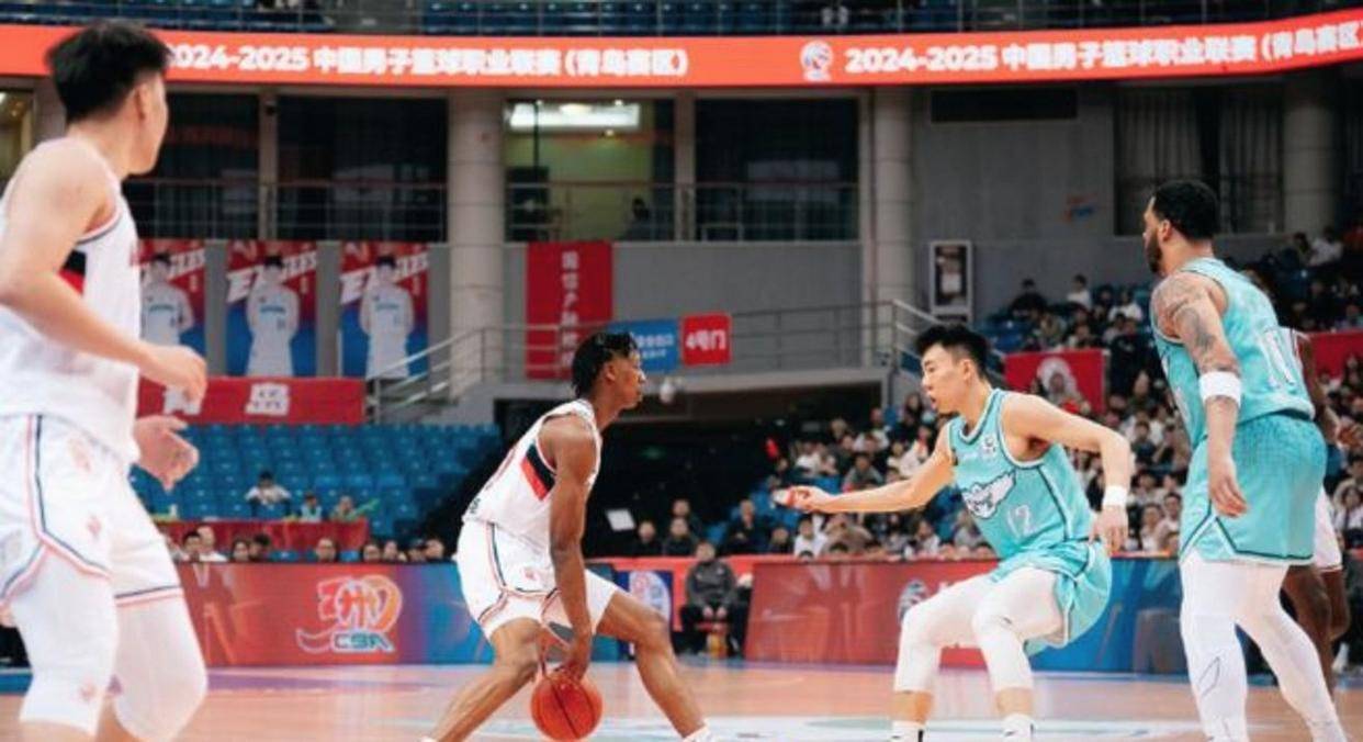 CBA盘口与数据深度__今日CBA盘口分析·大小分策略·球队档案新疆飞虎男篮第一节比赛打得不错攻防两端表现亮眼以大比分领先广州朗肽海本男篮展现出强劲取胜态势