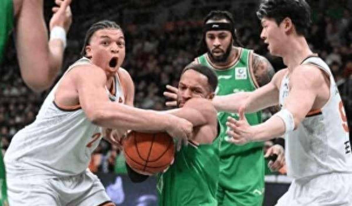 辽沪战看台巨幅海报！球员罚篮观众噤声欧洲篮球联赛中文网__赛程比分+球队资讯+盘口分析