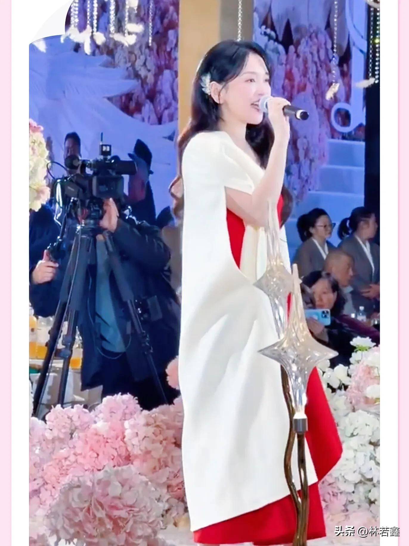 42岁金莎参加婚礼商演,穿红色裙子,少女感十足,唱3首歌挣35万