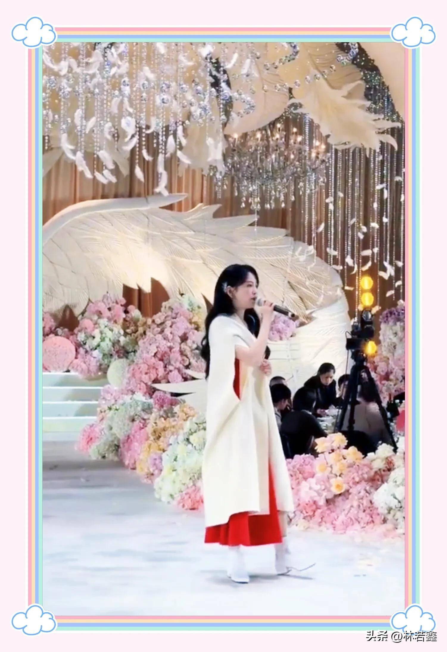 42岁金莎参加婚礼商演,穿红色裙子,少女感十足,唱3首歌挣35万