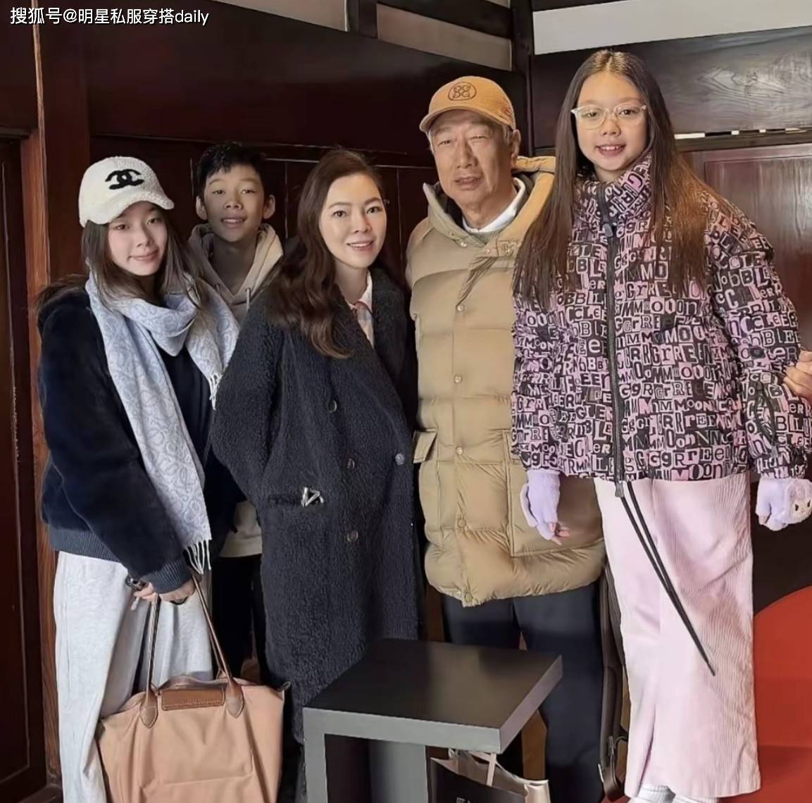 75岁郭台铭与51岁美貌妻子曾馨莹同框！同框3子女像极了祖孙三代