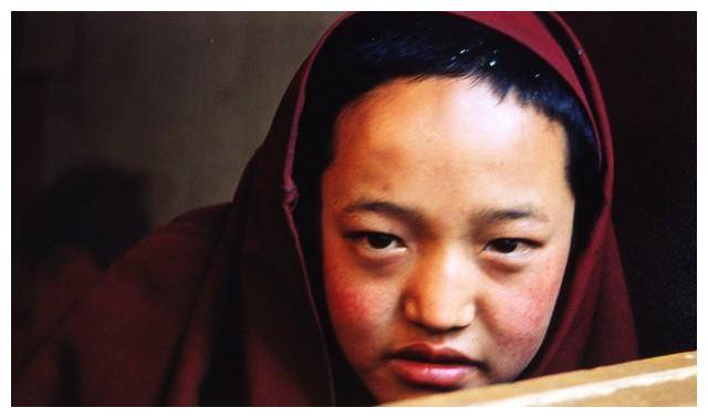 洛桑丹真，敛财2亿，毁掉100个女人，最小的仅16岁，为何有人信他