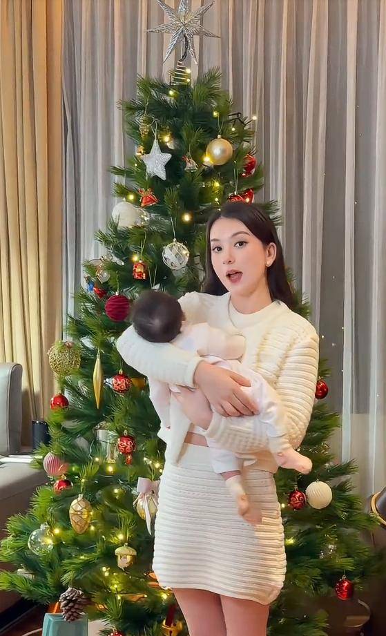 郭富城三胎千金露面,方媛抱娃姿势专业,一个细节暴露其家庭地位