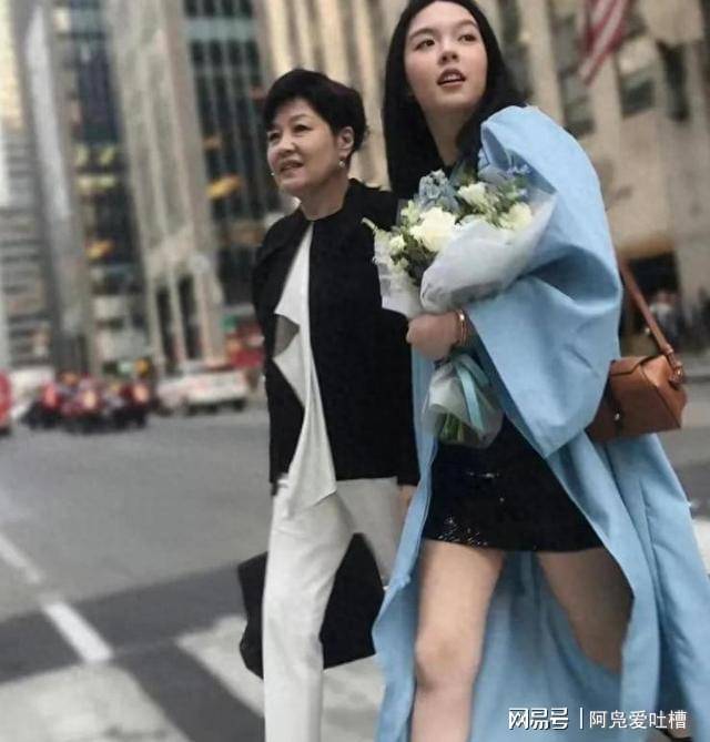 乐鱼体育- 乐鱼体育官网- APP世界杯指定平台演都不演了李咏美国下葬7年后妻子哈文还是走上了姜昆的老路