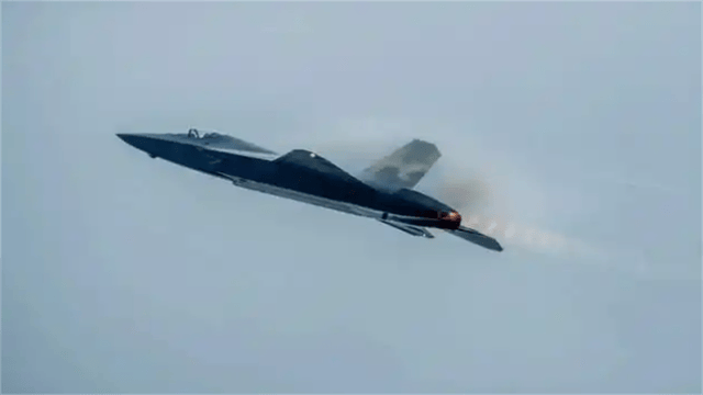 歼35大变形?背部斑驳天线暴露,专家却兴奋了:终于等来这一天