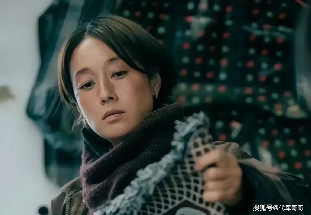 49岁马伊琍近况曝光！皮松肉垮面相大变，一头羊毛卷被吐槽老气