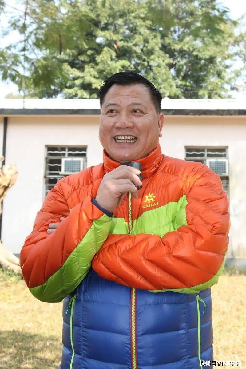 68岁万梓良近况曝光！商演台上腿抖如筛糠，仍坚守17年助学湘西