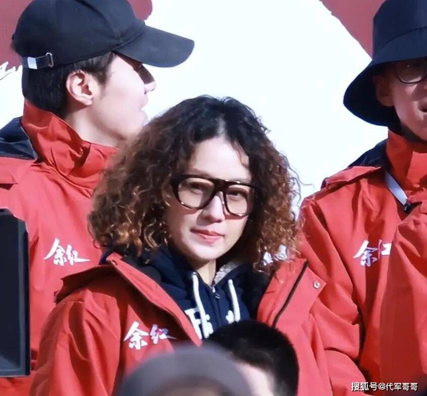 49岁马伊琍近况曝光！皮松肉垮面相大变，一头羊毛卷被吐槽老气