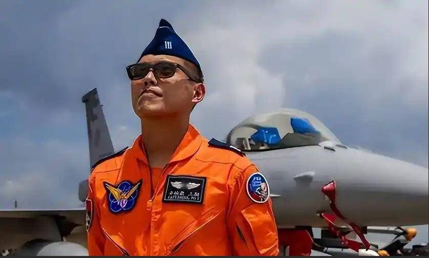 不用打就已经崩了？台专家：2025年超过100名台军飞行员提桶跑路