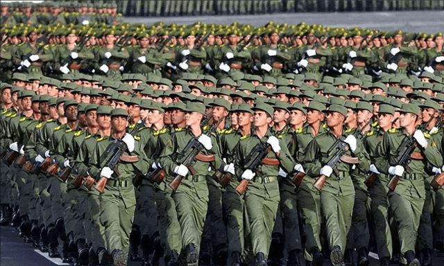 和美军战至最后一刻，32名古巴保镖遗骸归国，数千民众迎接