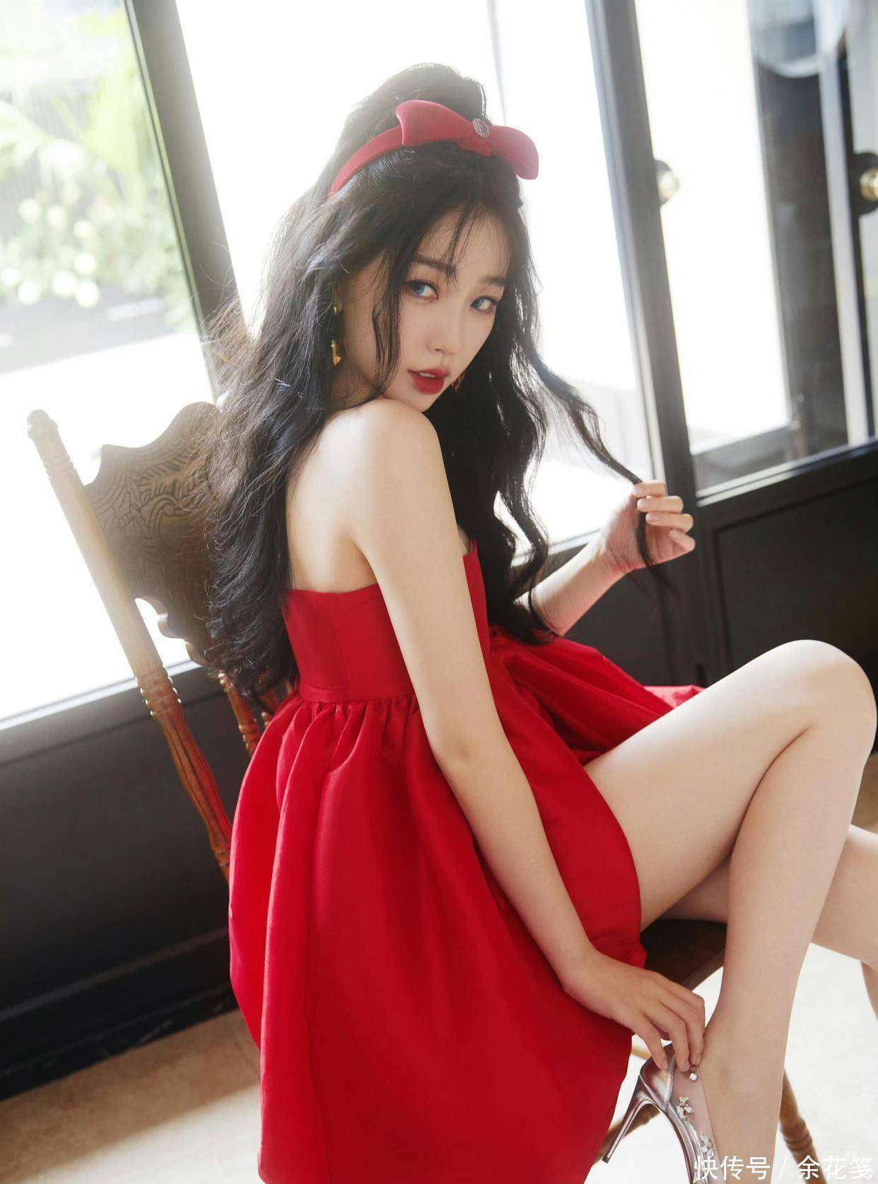 虞书欣红裙杀疯了！抹胸设计展现完美肩线