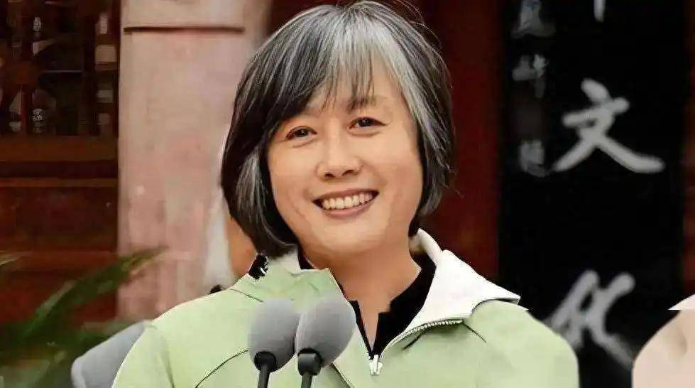 她是央视名嘴，因揭露姜昆丑闻被封杀，如今70岁处境如何？