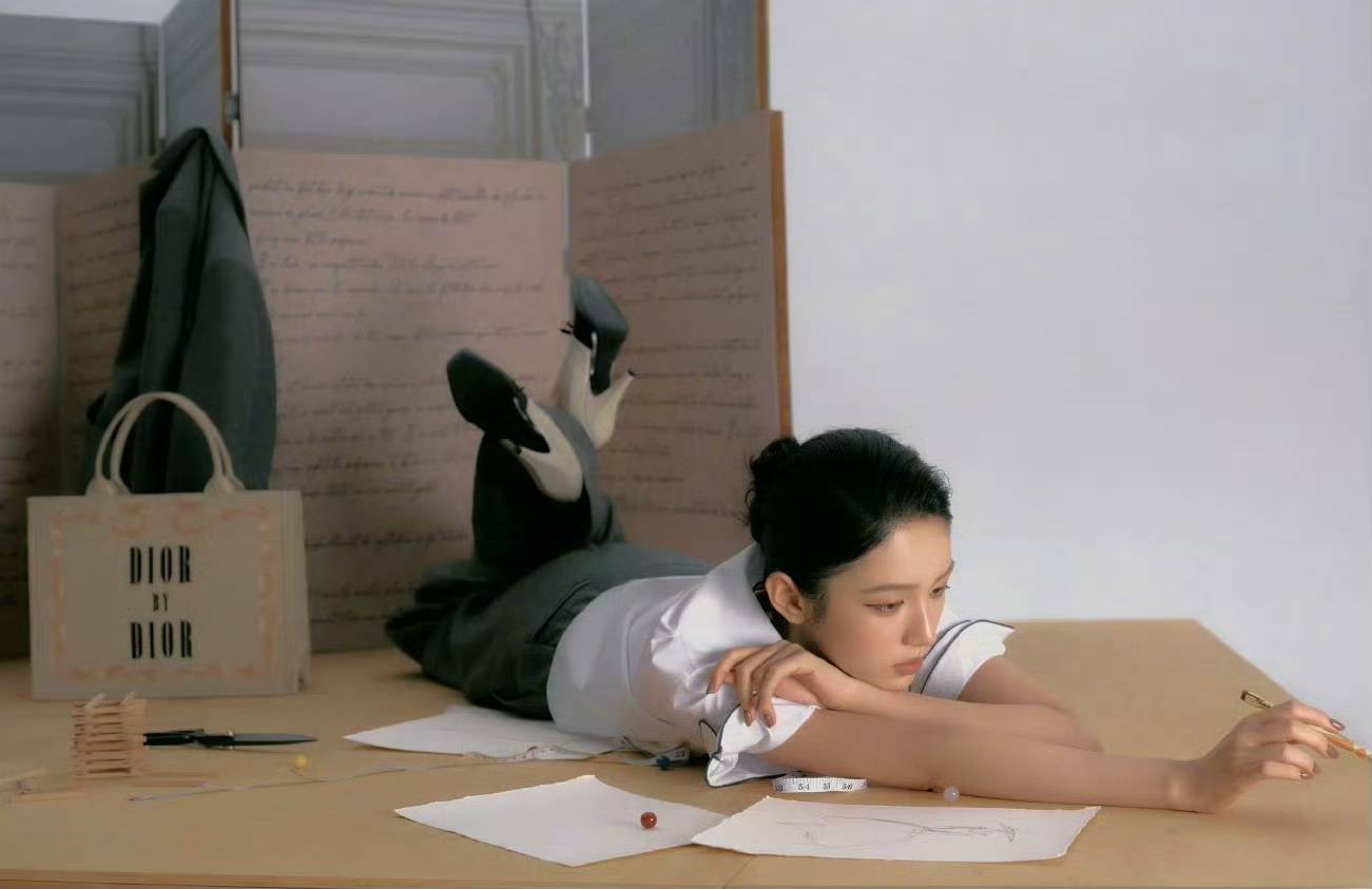 E》封面一场关于“油画少女”的美学狂欢开元棋牌周也：从迪奥红毯到《VOGU(图3)