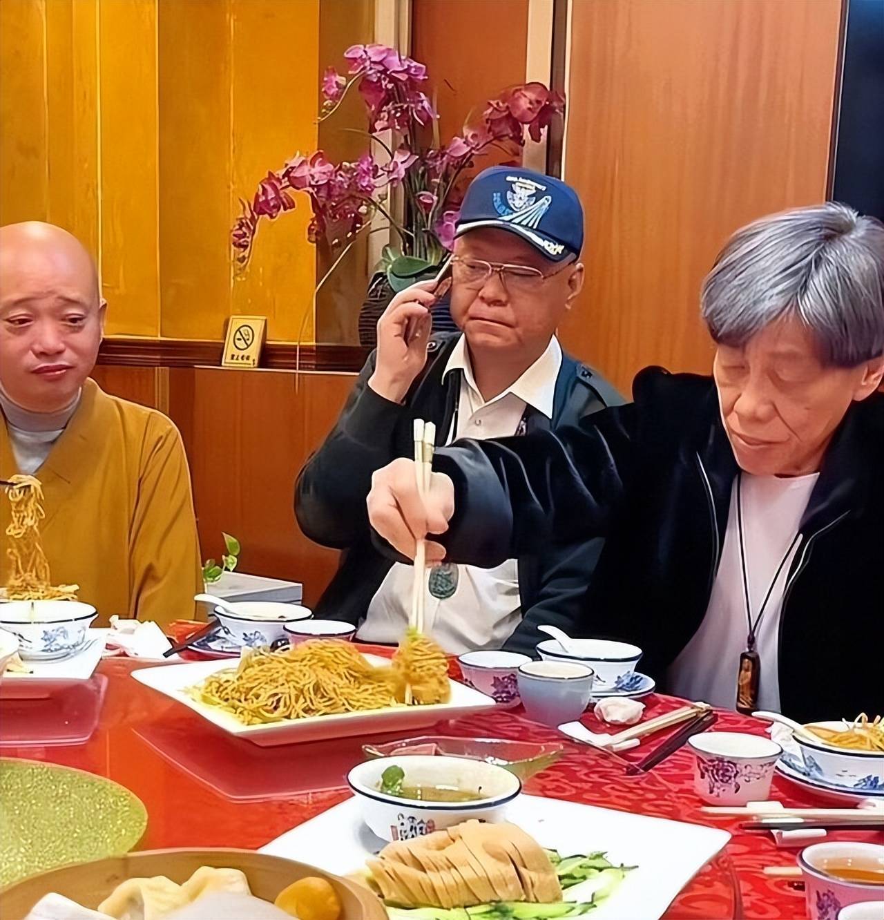 陈光标真敢说!他曝梁小龙是被身边人累垮的,早就劝过可惜没听劝,人走了账号还在卖货