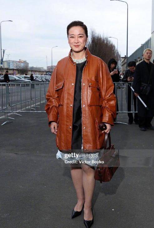 外媒的镜头好真实啊，43岁贾玲最新状态：面相变了跟换了魂一样