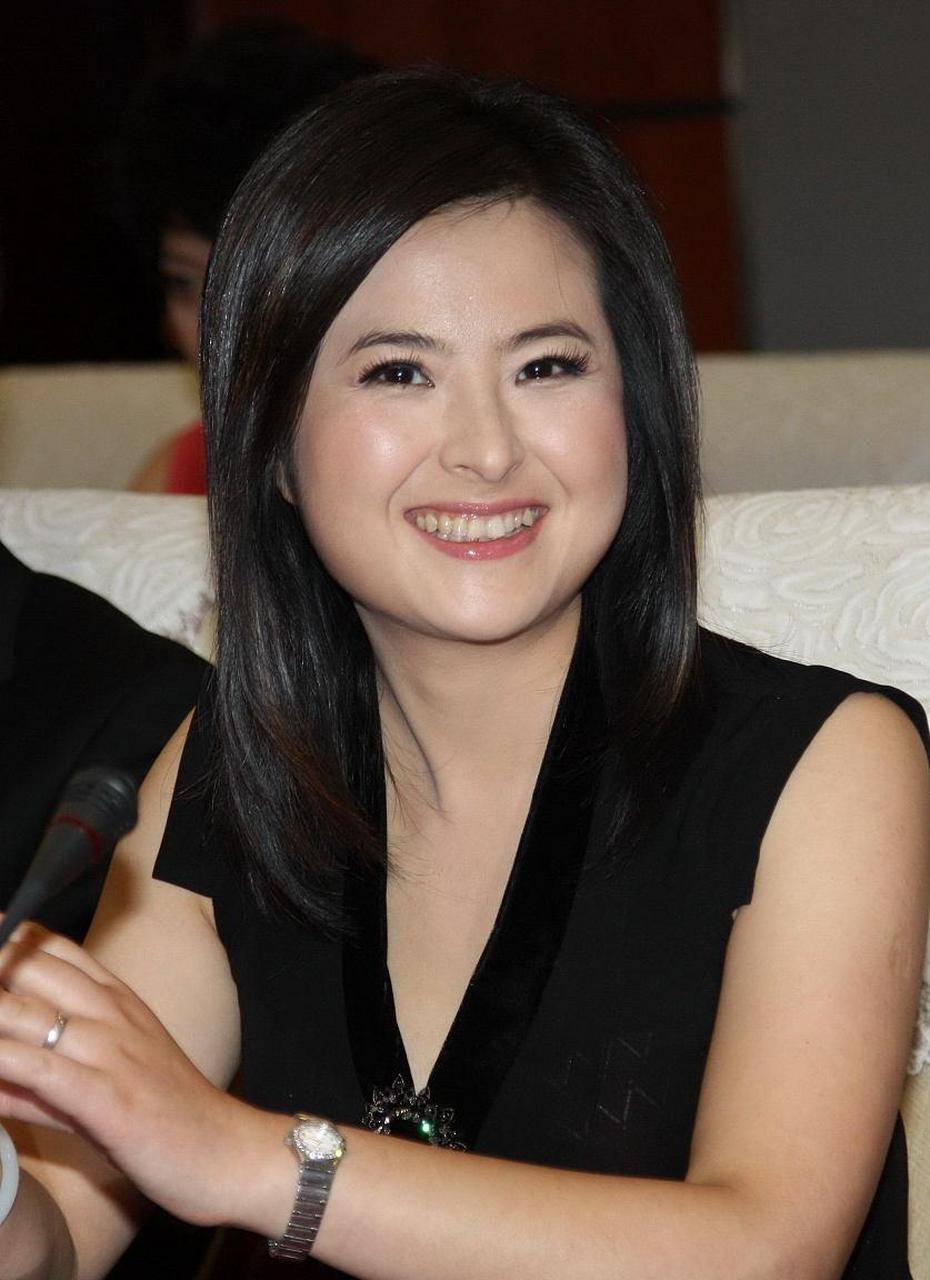 和李铁相守26年，离开央视后财富自由，定居上海，满头白发也坦然