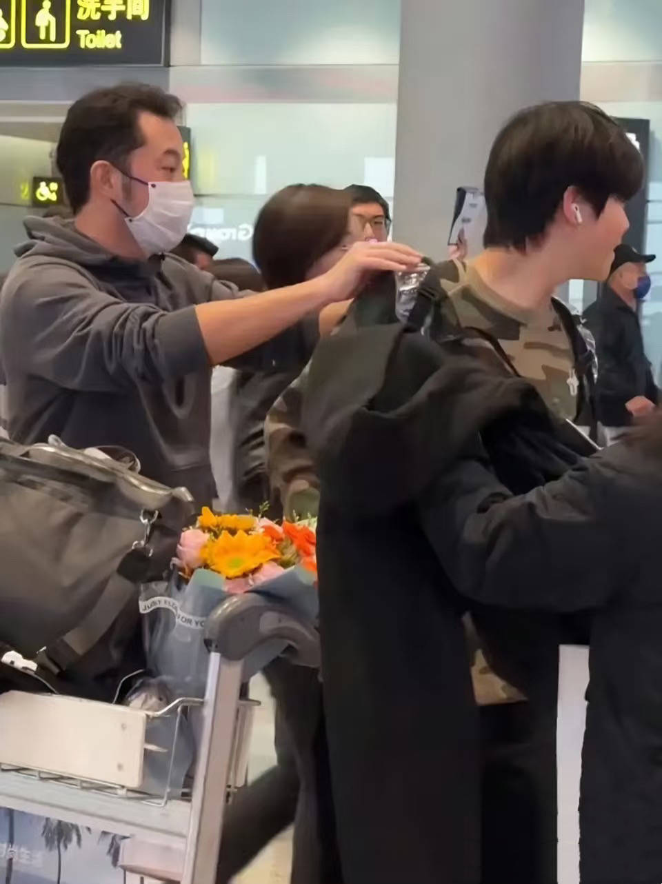 胡可14岁儿子晒留学生活，住60平套房有两面墙衣柜，吃火鸡面解馋