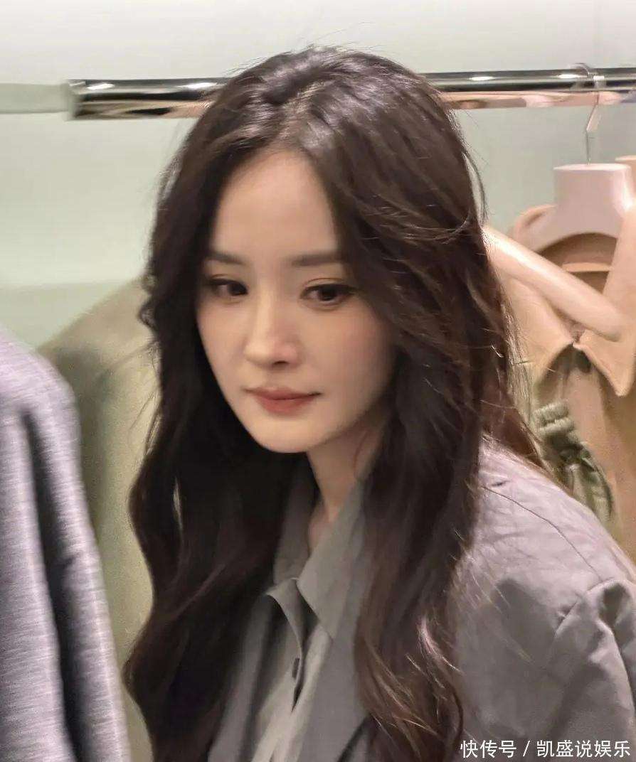 杨幂美貌权威拉满精致如洋娃娃美到让人直呼顶不住！