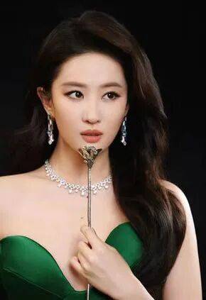 主持人问刘亦菲：拍激情戏会不会有生理反应，刘亦菲的回答情商太高，原来一切都有迹可循