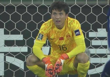 0-4溃败夜！U23门将蹲地摇头10秒：这代球员的眼泪是中国足球最痛的疤U23亚洲杯_亚洲杯直播_赛事直播LIVE