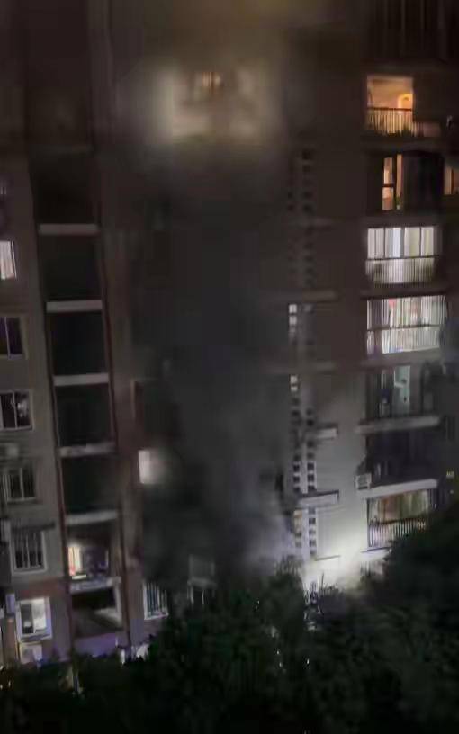 福州“小区凌晨失火致2人遇难”后续：业主称救火时消防栓无水舆论聚焦“老旧小区消防