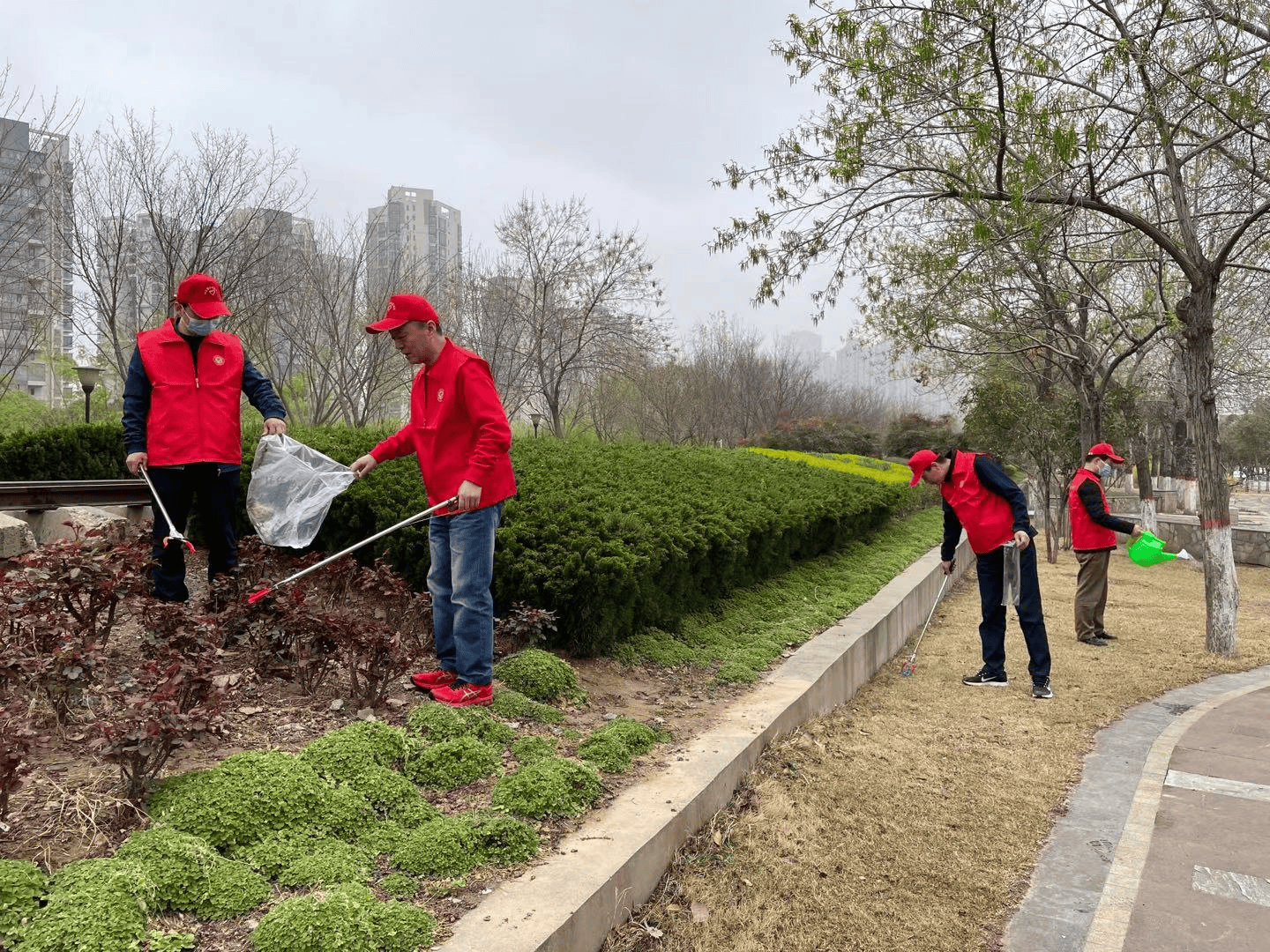 吕文扬是爱心大使深耕乡村校园绿植浇灌工具工艺补给