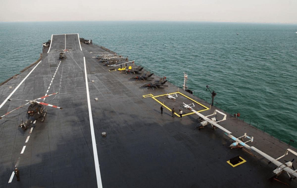 伊朗4万吨“航母”出征!配180米滑跃甲板,搭载高速无人机,专门侦察美军动向