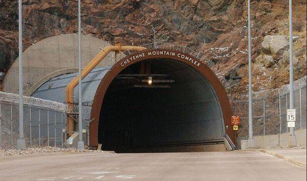 夏延山指挥基地：大门重达23吨洞顶是百米花岗岩连氢弹都不怕