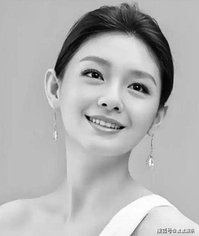 大S离世一周年，S Hotel酒店大门被木板封住，那串珍珠项链还挂着