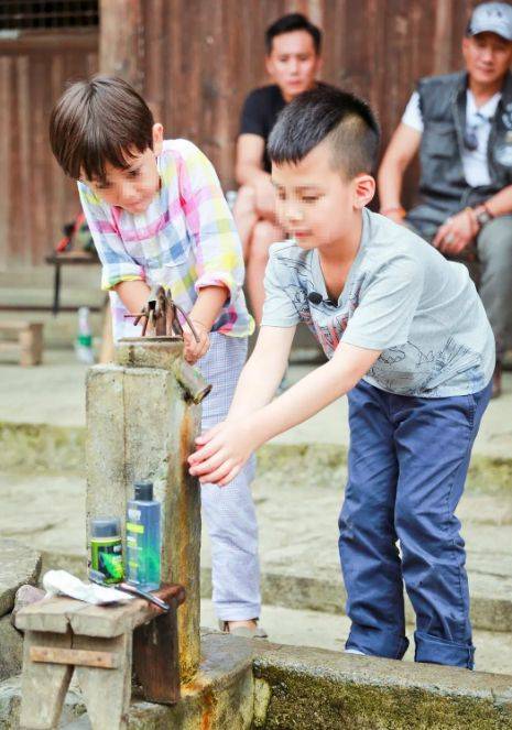 刘烨儿子上法国新闻联播，14岁诺一真的长大了，一圈胡子抢镜