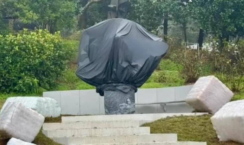 具俊晔祭拜大S过程被公开!对墓地磕头哭泣,首次回应陪伴大S原因