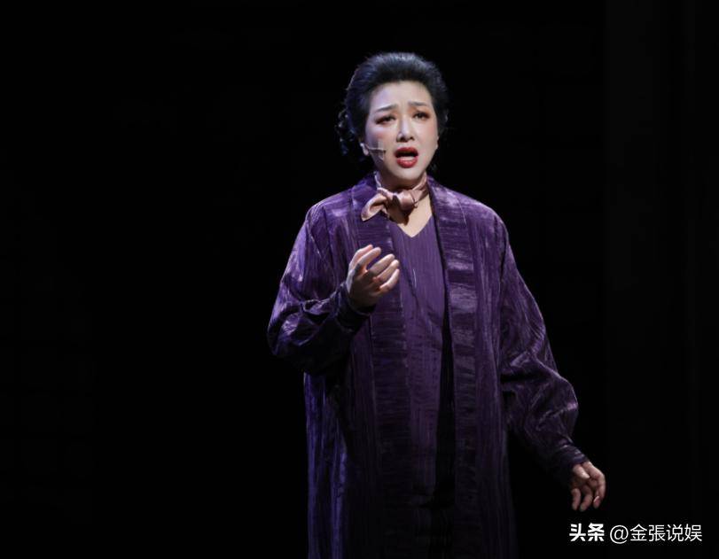 江珊演出获老公探班，56岁田小洁胡子花白好苍老，俩人不像姐弟恋