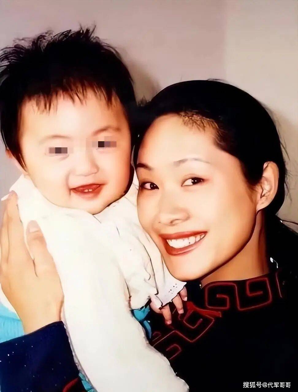 59岁于文华近况曝光！离婚后带女儿嫁给粉丝，如今尽情享受田园生活