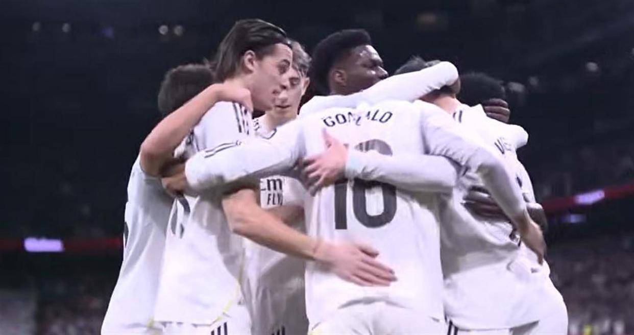 压力给到巴萨！皇马4-1狂胜、登顶西甲积分榜维尼修斯梅开二度西班牙足球甲级联赛