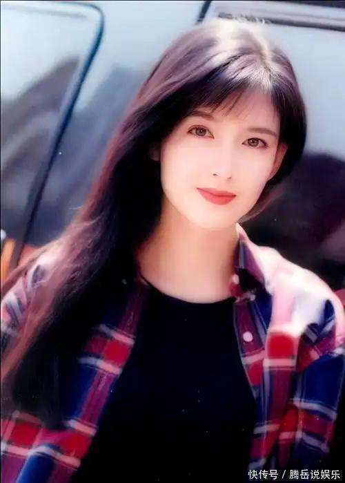 春晚10美亮相，58岁周慧敏给我美了一大跳