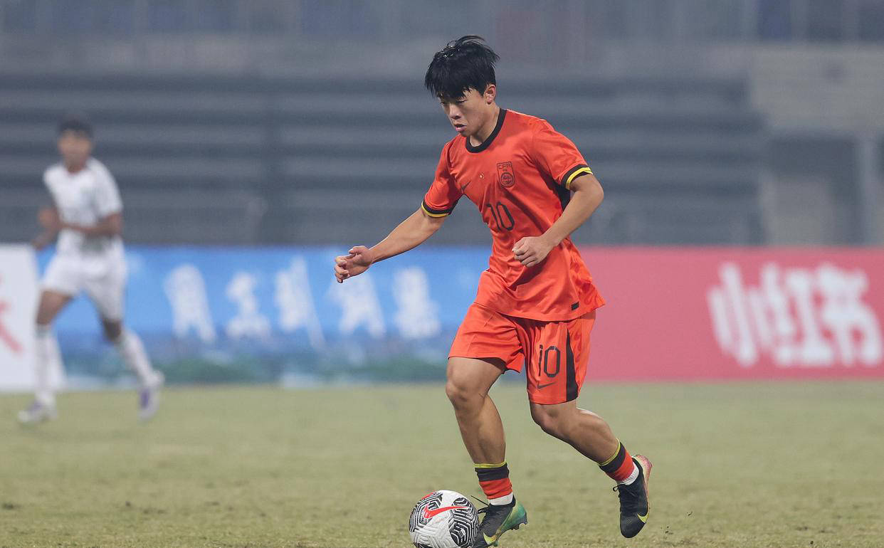 “足球小足球直播- NBA直播- 世界杯专业赛事超清Live将”邝兆镭正式加盟青岛海牛：新星起航前路可期