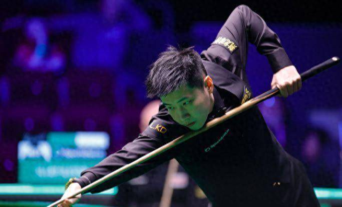 不中+白球摔袋英国球迷刷屏:快退役九游会网站墨菲被赵心童打崩溃!三薄(图4) 不中+白球摔袋英国球迷刷屏:快退役九游会网站墨菲被赵心童打崩溃!三薄(图4)