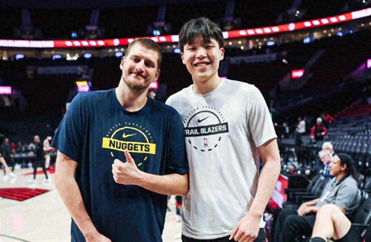 NBA赛场上的温情一幕！约基奇赛前主动找到中国小迷弟杨瀚森两人U23亚洲杯_U23亚洲杯直播_赛事直播LIVE热聊一分多钟还合影这画面太有爱了！